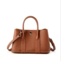 Borsa a mano classica in vera pelle marrone con manici, cuciture eleganti e chiusura in metallo. - Castano Dorato