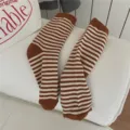Bruine en witte gestreepte damessokken, casual college-stijl voor herfst en winter. - Eén maat / Karamel