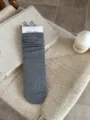 Calcetines slouch de algodón en gris oscuro liso, estilo minimalista de otoño. - Talla única / Gris claro