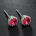 Elegante rote Kristall Zirkonia Kronen Ohrstecker Damen Herren Schmuck Detailaufnahme - Rot