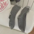 Grijze gestreepte halflange damesokken, casual zachte katoenen kousen voor dagelijks gebruik nu - Eén maat / Lichtgrijs