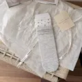 Γυναικείες βαμβακερές κάλτσες slouch, γκρίζες και λευκές ψηλές κάλτσες με μοντέρνο πουά σχέδιο. - Πουά