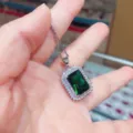 Grüne Kristall Halskette mit Zirkonia Halo, elegante Damen Halsschmuck aus Kupfer. - Sattes Grün