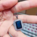 Blauer rechteckiger Zirkonia Halo Anhänger Halskette Kupfer eingelegt Luxus Schmuck - Saphirblau