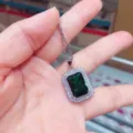 Elegante smaragdgrüne Zirkon Anhänger Halskette mit funkelndem Kristall Halo für Damen. - Anhänger Ohne Kette (Smaragdgrün)