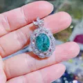 Elegante ovale grüne Zirkonia Anhänger Halskette mit funkelndem doppelten Halo-Design für Damen. - Juwelengrüner Crackle-Stein