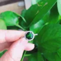 Nahaufnahme des grünen Zirkoniasrings mit funkelnder Halo-Fassung und vielseitigem Design. - Einstellbar Offen / Sattes Grün
