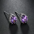 Elegante violette birnenförmige Zirkonia Ohrstecker mit filigranem Metall Design. - Lila