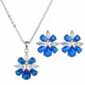 Detailaufnahme des funkelnden blauen Kristall Halsketten und Ohrringe Schmucksets. - Set / Blau