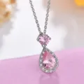Exaktes Detail der zweischichtigen rosa Zirkonia Anhänger Halskette in Silberoptik. - Halskette / Rosa