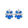 Detailaufnahme exquisite blau weisse Zirkonia Bluete Ohrstecker in edler Silber Optik. - Ohrstecker / Silbernadel / Blau