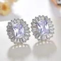 Hermosos pendientes de plata 925 con circón púrpura y halo de cristales brillantes. - Violeta Poste de Plata