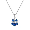 Detailansicht der eleganten blauen und weißen Zirkonia Blumen Anhänger Halskette, glänzender Schmuck. - Halskette / Blau