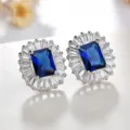 Primo piano dettagliato di orecchini con zircone blu e pietre bianche scintillanti di lusso. - Zirconia Blu Perno Argento