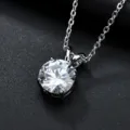 Atemberaubender Solitär runder Zirkonia Anhänger Halskette Detail Nahaufnahme glitzernder Kristall - Mit Boxkette / Weiß