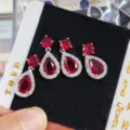 Elegante tropfenförmige Zirkonia Anhänger Ohrringe mit wunderschönen roten Steinen für Damen. - Nur Anhänger (Ohne Kette) / Fuchsia