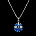 Detailaufnahme der blauen und weißen Zirkon Kristall Halskette mit funkelnden Blumenanhängern. - Nur Anhänger / Blau
