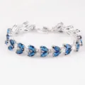 Detailansicht des blauen Zirkonia Blatt Kupfer Armbandes mit Weißgoldbeschichtung - Blau