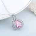 Detailaufnahme der eleganten rosa birnenförmigen Zirkonia Anhänger Halskette, glänzender Schmuck. - Titanstahl Kette / Rosa