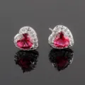 Detaillierte Nahaufnahme von funkelnden herzförmigen roten Zirkonia Ohrringen mit Kristall. - Herz-Stil / Fuchsia