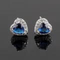 Elegante herzförmige dunkelblaue Zirkonia Ohrstecker mit funkelndem klaren Kristallkranz. - Herz-Stil / Blau