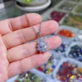 Elegante silberfarbene Tropfen-Halskette mit funkelndem Zirkonia-Cluster-Design für Damen. - Weißer Zirkonia Anhänger Ohne Kette