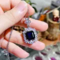 Primer plano detallado del colgante retro de piedra preciosa azul oscura con halo de circonitas. - Azul Real Colgante Solo (Sin Cadena)