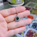Detailaufnahme einer grünen birnenförmigen Edelstein-Halskette mit strahlendem Zirkonia. - Smaragdgrüner Anhänger Ohne Kette