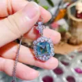 Retro gran colgante de piedra sintética con halo de circonitas y cadena de plata fina. - Azul Océano Claro Colgante Solo (Sin Cadena)