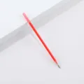Vista dettagliata della ricarica penna cancellabile rossa da 13cm, punta da 0,7mm per scrittura. - 0.7mm / Rosso
