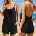Primer plano detallado del mameluco de playa negro de verano con espalda descubierta. - S / Negro