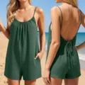Detalle de mameluco verde sin mangas espalda descubierta con tirantes para playa. - Verde