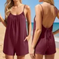 Vista detallada del mameluco corto burdeos para mujer con tirantes finos estilo playa. - Rojo Ladrillo