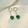 Kupfer grüne Zirkonia Ohrringe mit hängendem runden Kristall, elegantes geometrisches Design. - Smaragdgrün Palladium Weiß