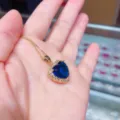 Detailansicht der eleganten herzförmigen blauen Zirkon Kristall Halskette in Goldoptik. - Vergoldet Saphirblau Mit Titanstahlkette