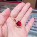 Herzförmiger roter Kristall-Anhänger mit funkelnden Zirkon-Details im Detailblick - Vergoldet Rosenrot Mit Titanstahlkette