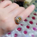 Detailaufnahme des Vintage ovalen gelben Zirkon Ringes mit verstellbarem offenen Band für Damen. - Champagner