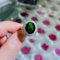 Nahaufnahme eines ovalen dunkelgrünen Zirkonrings im Vintage-Stil mit funkelndem Zirkonrand. - Smaragdgrün