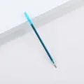 Primo piano dettagliato della ricarica per penna gel cancellabile blu con punta fine e inchiostro. - 0.7mm / Verde