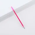 Vista dettagliata di un refill per penna cancellabile rosa, con punta fine e corpo sottile. - 0.7mm / Rosso rosa