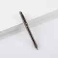 Primo piano dettagliato di una penna gel retrattile semitrasparente scura per ufficio. - Nero