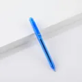 Primo piano di una penna gel retrattile blu traslucida, dettaglio di cancelleria fine. - Blu
