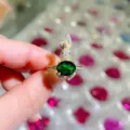 Süßer Hasen Offenring mit großem grünen Edelstein und glitzerndem Zirkon Besatz für Damen Mode. - Ring / Echt Vergoldet / Smaragd