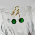 Vergoldete Ohrringe mit runden grünen Zirkonia Steinen für elegante Damen Outfits. - Smaragdgrün Vergoldet