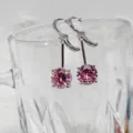 Elegante rosafarbene Zirkonia Hänge-Creolen für Damen, glänzender Kristall Modeschmuck. - Rosa Zirkonia Palladium Weiß