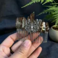 Peigne à cheveux artisanal en cristal de quartz fumé naturel avec papillon en argent. - Cristal Fumé Avec Papillon