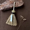 Wicca Hexe Mini Besen Auto Anhänger mit Kristall Stein Charme Hängende Dekoration für Auto - Besen + Weißer Türkis