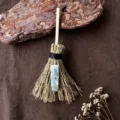 Nahaufnahme Detail eines Miniatur Hexenbesen Kristall Anhängers, rustikale Hängedeko. - Besen + Amazonit