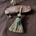 Primo piano dettagliato del mini ornamento pendente da scopa strega wicca in cristallo. - Scopa + Agata Muschiata