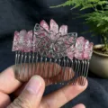 Peigne à cheveux artisanal en cristal rose naturel avec un charmant papillon en alliage. - Cristal Craquelé Rouge Avec Papillon